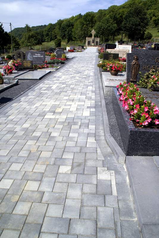 Unser Friedhof wird verschoenert 2008 Bild Nr.025